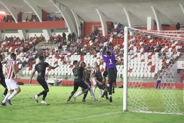 Nutico recebeu o ABC, nos Aflitos, em primeira partida da sequncia em casa e acabou sendo surpreendido aps incio ruim de segundo tempo