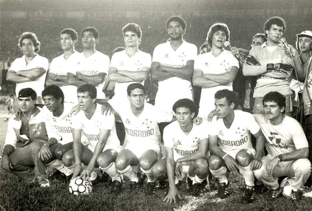 O ano de 1984 foi o primeiro que o Cruzeiro teve uma camisa com marcas de patrocinadores. O primeiro foi o próprio fornecedor de material esportivo, a brasileira Topper, que viria a patrocinar o clube nos anos 1990 e 2000. Na primeira aparição, a marca manteve a tradição das últimas décadas: camisa predominantemente azul com estrelas brancas soltas. Os primeiros patrocinadores másters também começaram a aparecer, mas ainda sem um padrão para suas manutenções como visto atualmente. A versão reserva, branca, manteve o mesmo padrão.