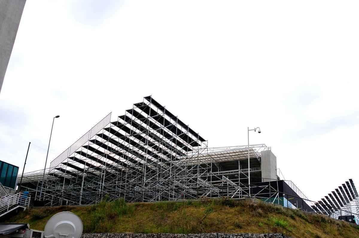 Fotos das obras de instalao de arquibancadas mveis no estdio Independncia