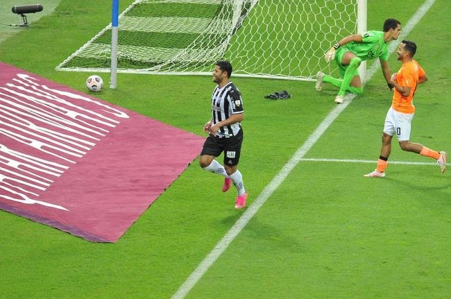 Fotos do gol de Hulk, do Atltico, sobre o La Guaira, no Mineiro, pela Libertadores