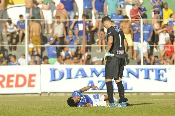 No fim da partida, Rafinha se queixou de contuso muscular e deixou o campo mancando