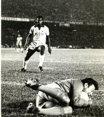 Em amistoso disputado em 1969, Atlético venceu a Seleção Brasileira por 2 a 1, no Mineirão. Amauri Horta e Dario marcaram para os donos da casa, enquanto Pelé descontou para os visitantes.