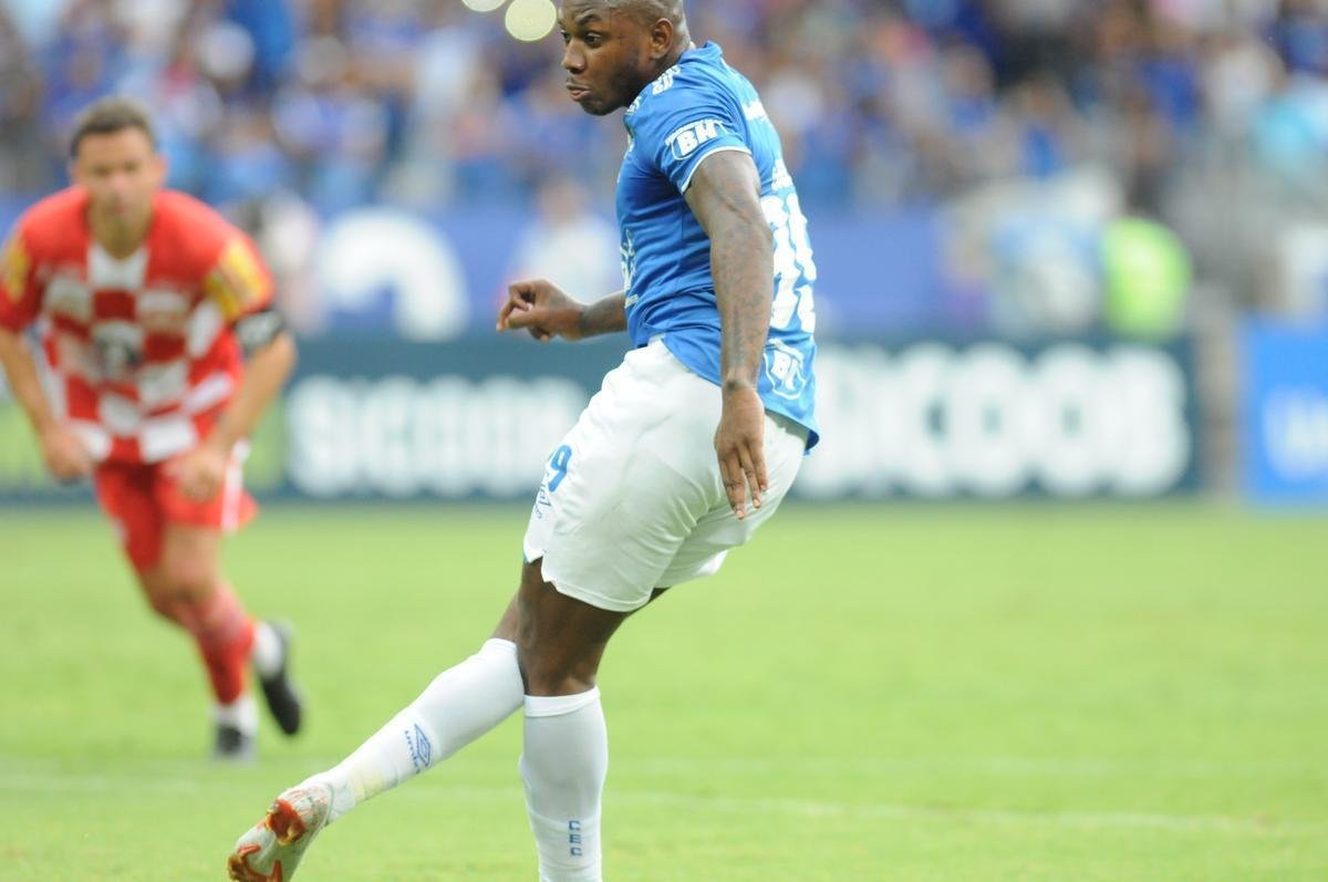 Sass abriu o placar para o Cruzeiro em cobrana de pnalti no primeiro tempo: 1 a 0