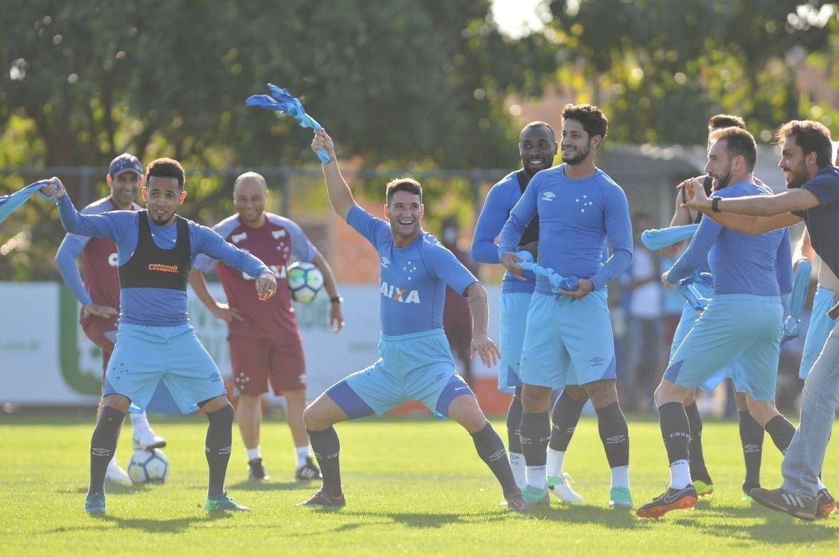 Fotos do atacante Barcos sendo batizado pelos jogadores do Cruzeiro