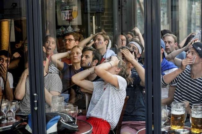 Franceses lotaram ruas de Paris e regi�o da Torre Eiffel durante a decis�o da Copa do Mundo