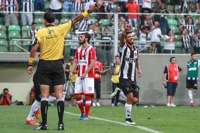Revelado pelo Atltico em 2013, Carlos permaneceu no clube at 2018, quando foi para o Rio Ave, de Portugal