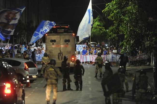 Torcida do Cruzeiro mira Srgio, Deivid e conselheiros em protesto no Horto, antes do jogo diante do Operrio-PR, pela Srie B
