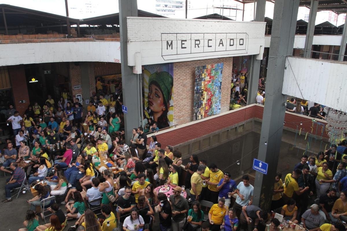 No Mercado Novo, em BH, torcedores acompanham ao jogo entre Brasil e Crocia pelas quartas de final da Copa do Mundo