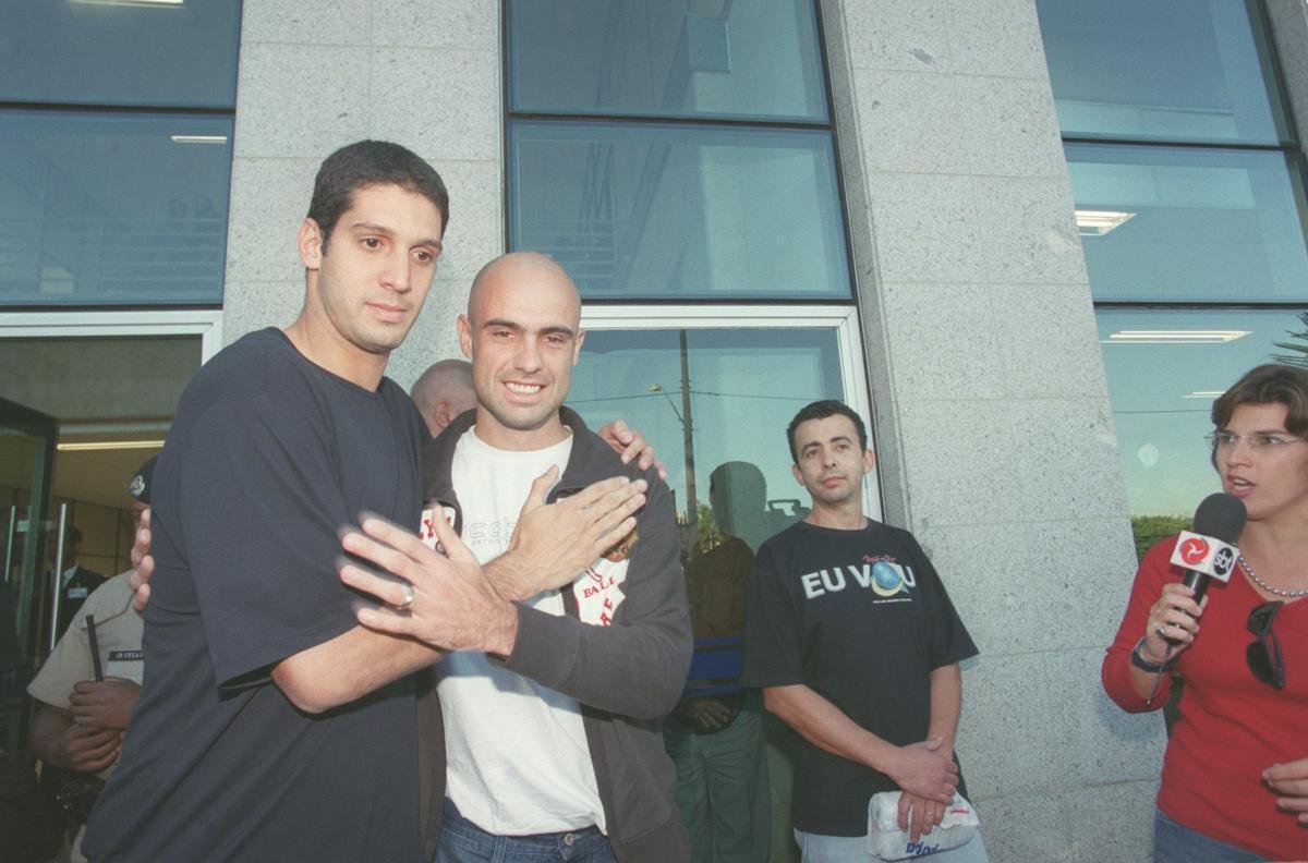 Briga entre Cris, do Cruzeiro, e goleiro Eduardo, do Atltico, no clssico de 2004. Dias depois, atletas fizeram as pazes em audincia no Juizado Especial Criminal, no Forum Lafayette