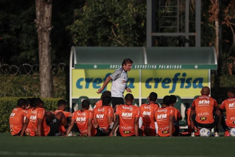 Cuca orientou atividade no CT do Palmeiras, na Barra Funda, em So Paulo 