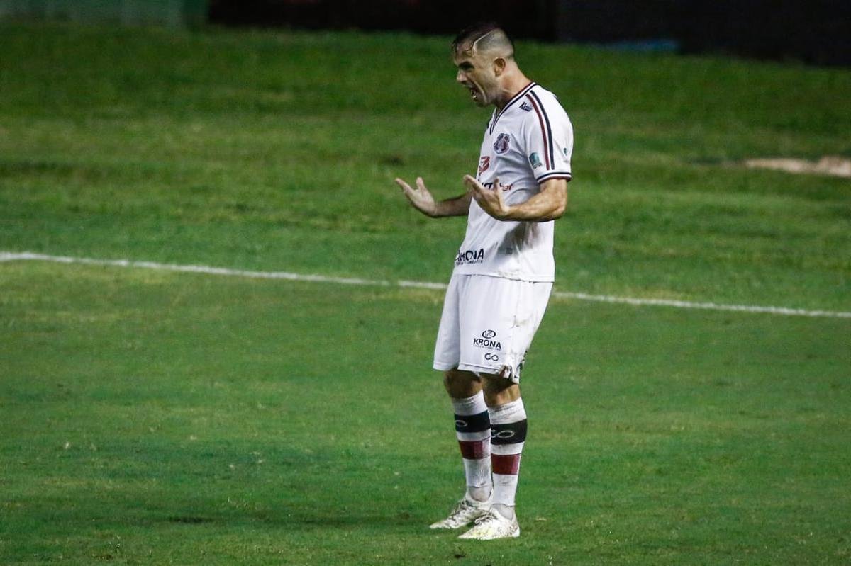 Já nos acréscimos, quando o clássico parecia terminar empatado em 1 a 1, Célio Santos cruzou na esquerda para Pipico, de cabeça, selar a vitória do Santa Cruz por 2 a 1 contra o Sport. Reinício da temporada com pé direito.