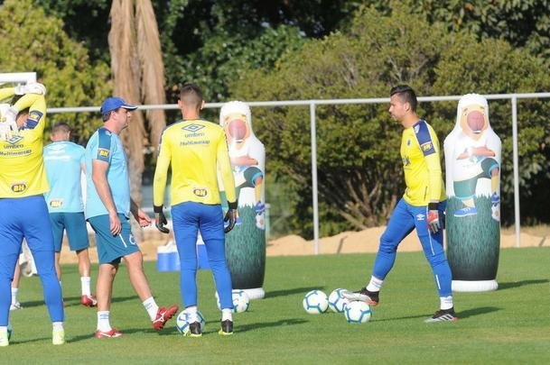Galeria de fotos do treino do Cruzeiro nesta sexta-feira (6/9), na Toca da Raposa II