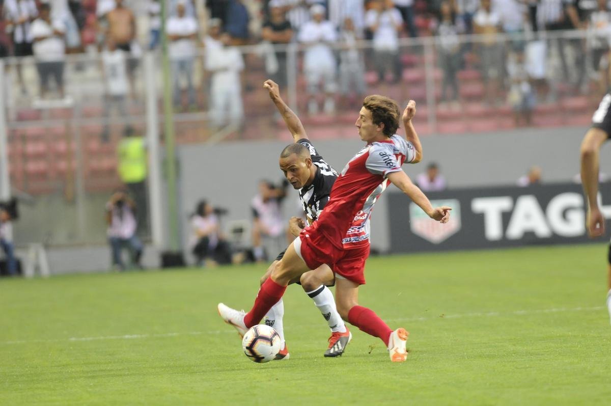 No primeiro tempo, Atltico abriu 3 a 1 no placar, com gols de Luan e Ricardo Oliveira (2)