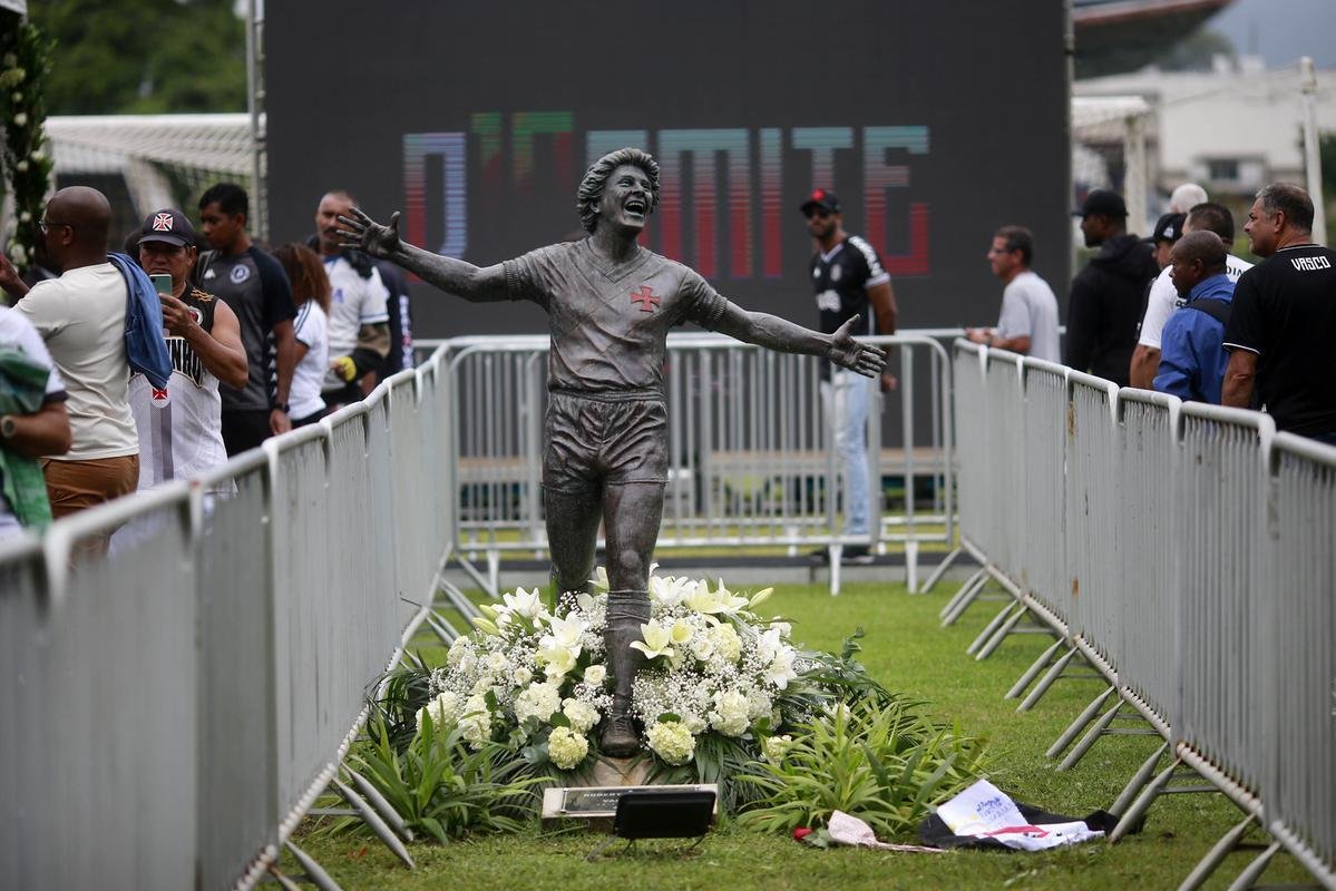 Velrio de Roberto Dinamite rene jogadores, ex-jogadores e torcedores em So Janurio