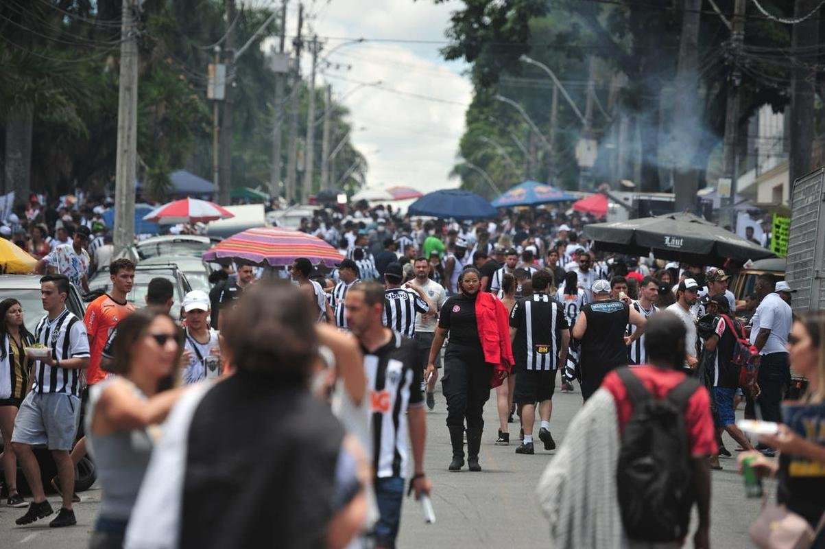 Torcida do Atltico chegou animada ao Mineiro para o jogo da taa, contra o RB Bragantino. Dia de festejar com o time o ttulo do Campeonato Brasileiro de 2021