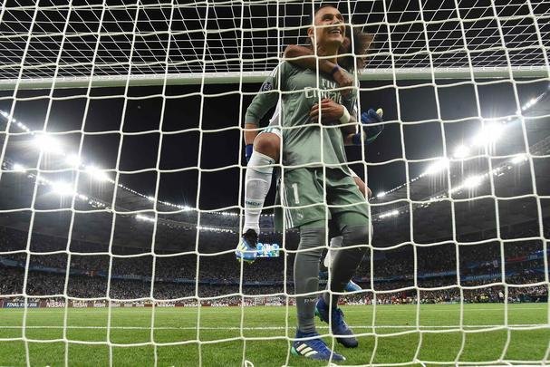 Goleiro Loris Karius, do Liverpool, vacilou na saída de bola, e Benzema, do Real, aproveitou para roubar a bola e abrir o placar na final: 1 a 0