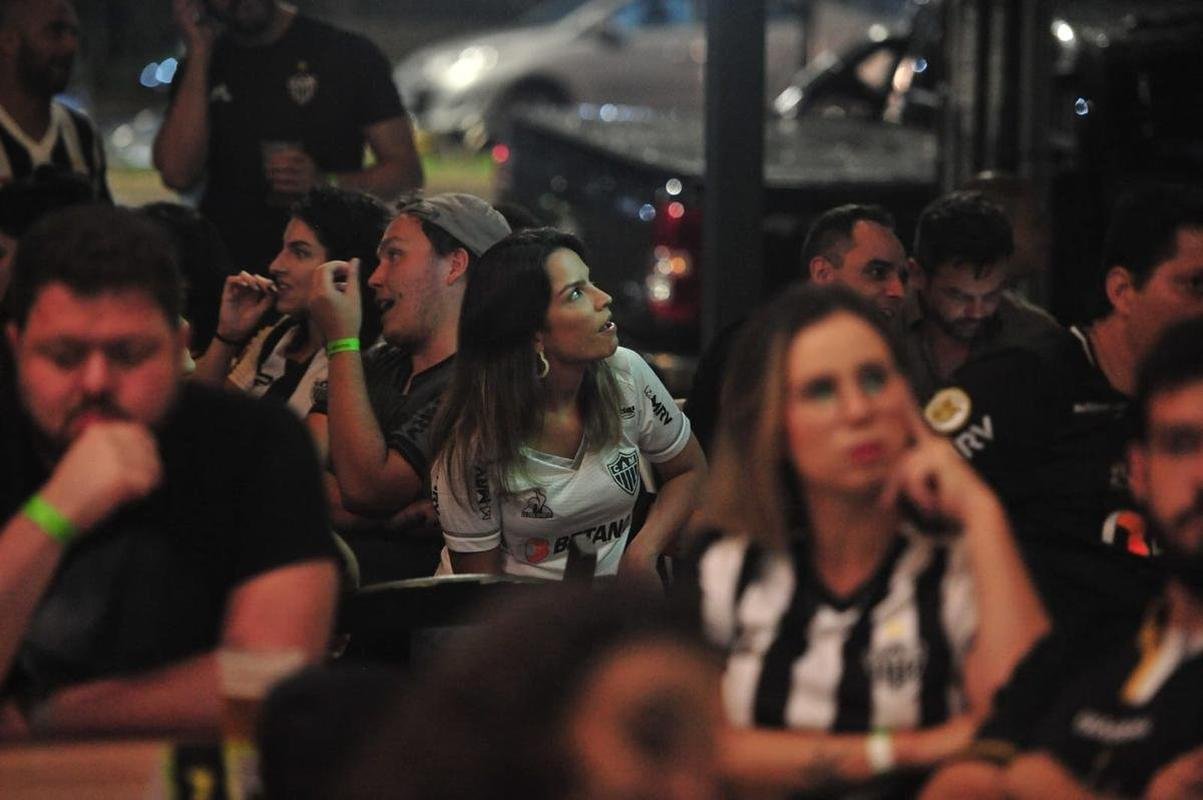 Atleticanos acompanharam Flamengo 2x1 Cear nos bares de Belo Horizonte, na expectativa de comemorar o ttulo antecipado do Campeonato Brasileiro. No entanto, o rival carioca venceu o time nordestino e adiou a festa atleticana.