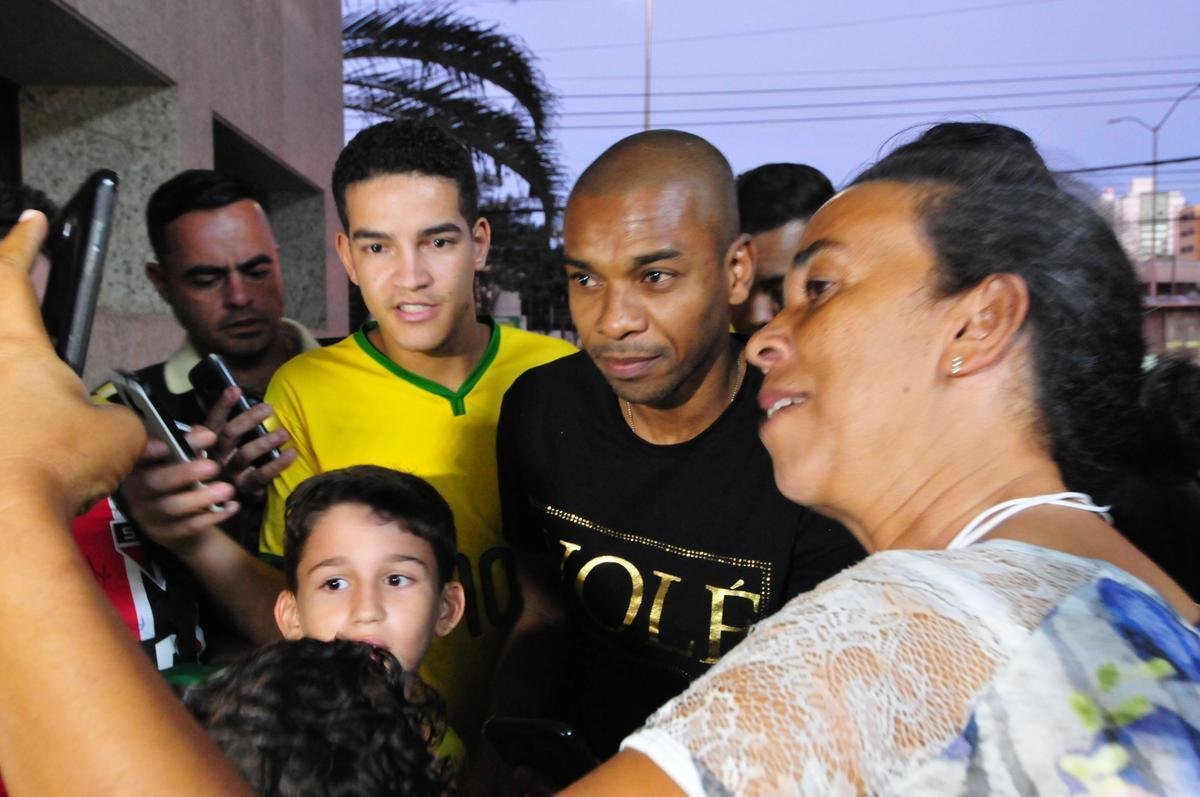 Seleo Brasileira deixou hotel Ouro Minas na noite desta quarta-feira e se despediu de Belo Horizonte, onde venceu a Argentina por 2 a 0 na semifinal da Copa Amrica. Reta final de treinos ser na Granja Comary, em Terespolis. Deciso est marcado para domingo, s 17h, no Maracan