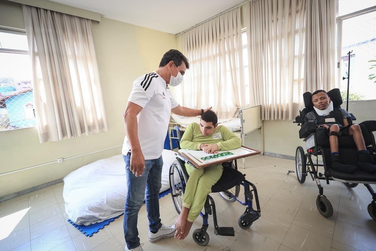 Jogadores do Atltico visitam Ncleo Assistencial Caminhos para Jesus