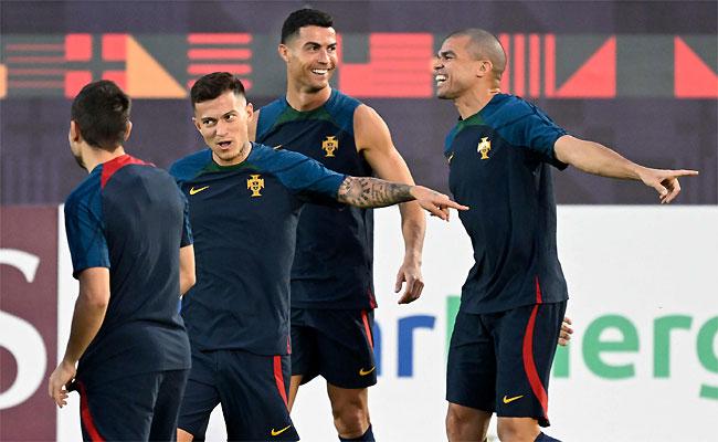 Com Cristiano Ronaldo e Pepe (dir), Portugal busca classificação contra zebra