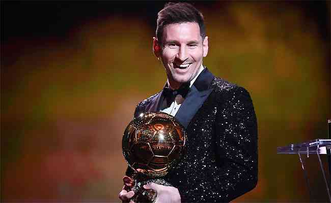 Messi recebeu o troféu Bola de Ouro pela sétima vez ao superar Lewandowski 