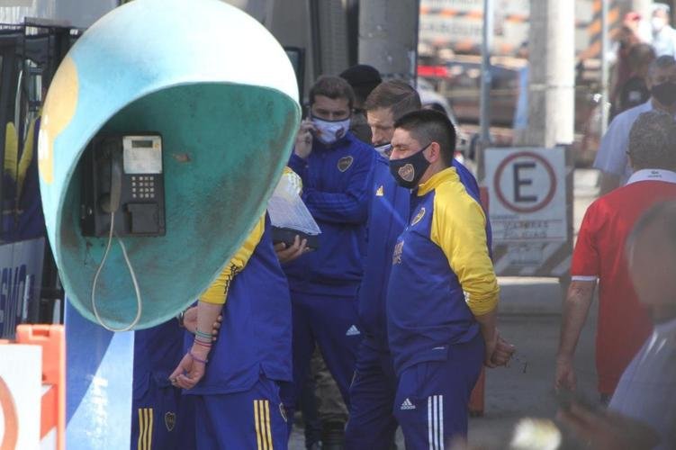 A delegação do Boca Juniors foi liberada da Central de Flagrantes 4  (CEFLAN 4) da Polícia Civil, no bairro Alípio de Melo, região Noroeste de Belo Horizonte, por volta das 12h desta quarta-feira. Jogadores e membros da comissão técnica da equipe argentina ficaram na delegacia por cerca de 12 horas para esclarecimentos sobre a confusão no Mineirão após a eliminação diante do Atlético, nos pênaltis, pelas oitavas de final da Copa Libertadores da América.