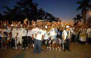 Ainda em 2008, integrantes de torcidas organizadas se reuniram e protestaram antes dos jogos do Atltico. Alguns defendiam a ao 'Pblico Zero' em jogos do Galo em casa para pressionar o presidente Ziza Valadares a deixar o cargo.