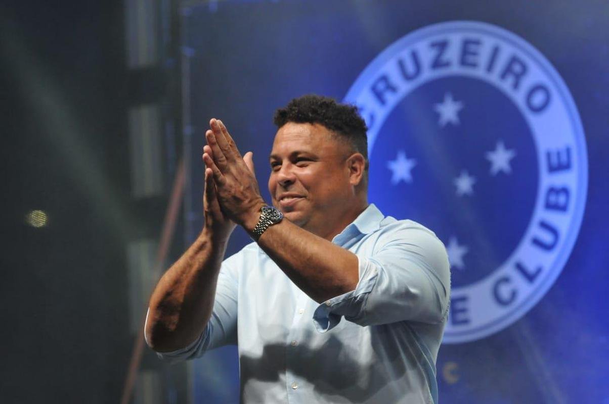 Ronaldo levou cruzeirenses de Conselheiro Lafaiete ao delrio ao participar da Caravana do Cruzeiro nesta quarta-feira (26). Fenmeno esteve acompanhado no palco de Pedro Loureno, patrocinador do clube, e ganhou msica nova produzida pelo rapper Das Quebradas