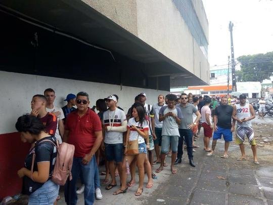 Torcedores formam longas filas no Arruda para comprar ingressos para o clássico contra o Náutico nos Aflitos