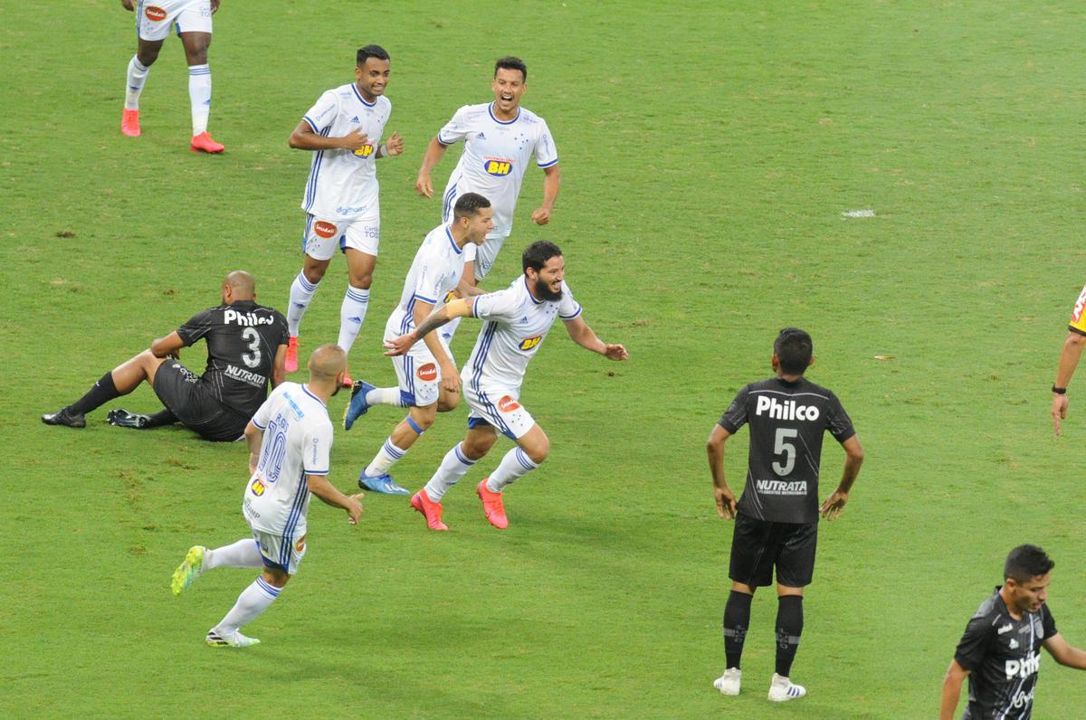 Ainda no primeiro tempo, Cruzeiro ampliou com gol de Arthur Caike