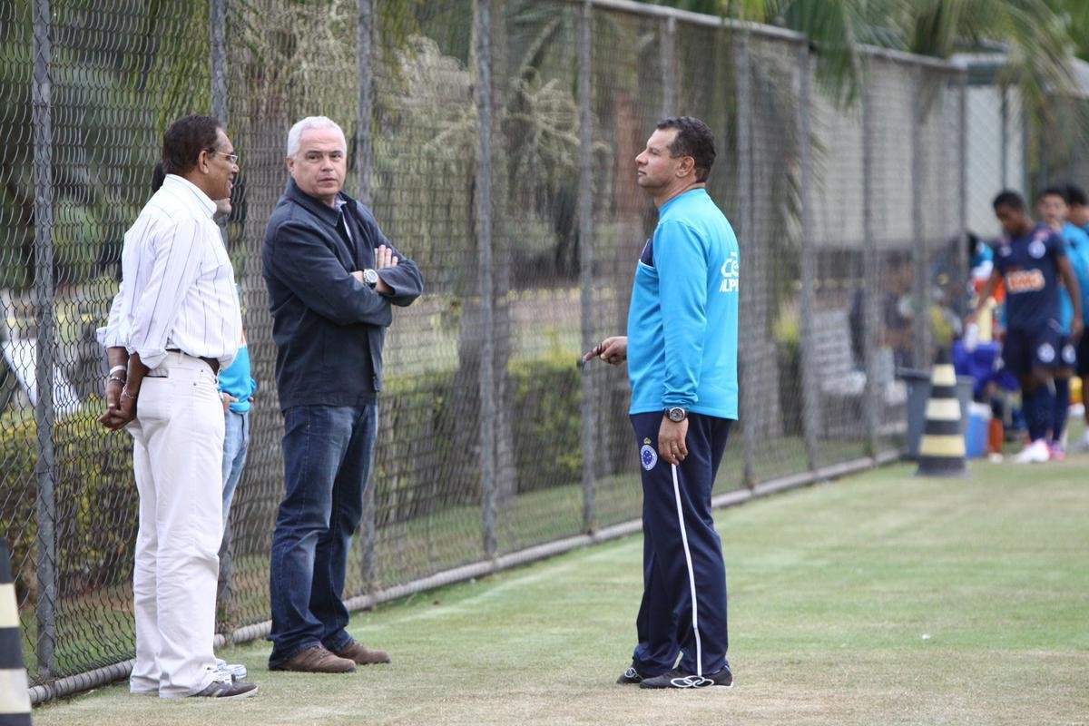 23/08/2012 - Benecy Queiroz (esquerda) em conversa com o tcnico Celso Roth, do Cruzeiro, e com o diretor de comunicao Guilherme Mendes