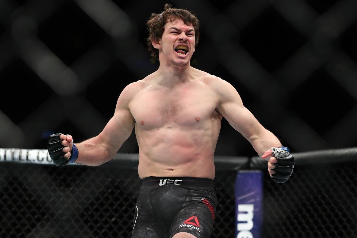 Olivier Aubin-Mercier venceu Evan Dunham por nocaute tcnico aos 53s do 1 round