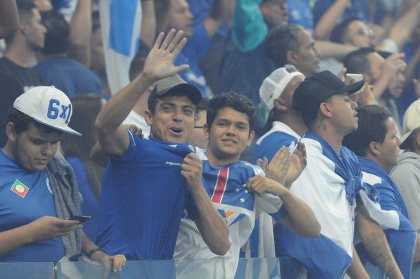 Fotos da torcida cruzeirense, no Mineiro, na partida contra o Internacional pela semifinal da Copa do Brasil