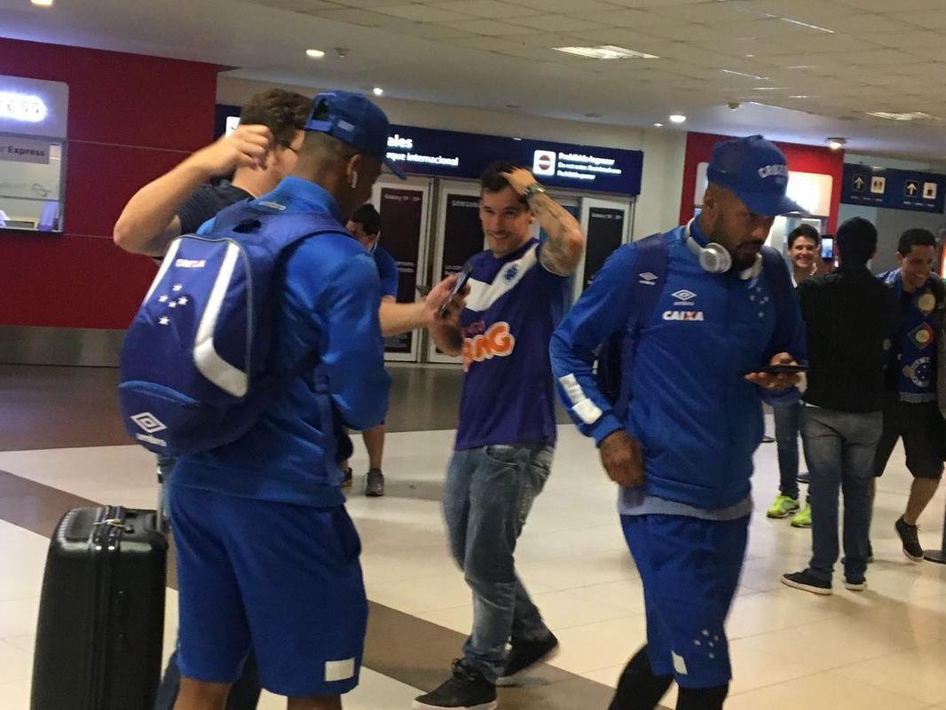 Jogadores do Cruzeiro so recepcionados por torcedores em desembarque na Argentina (Tiago Mattar/Superesportes)
