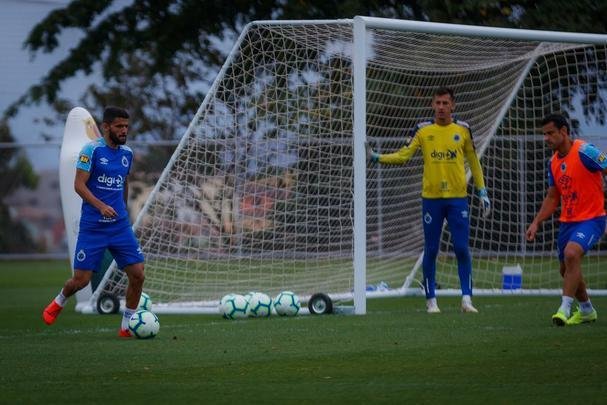 Treino do Cruzeiro nesta segunda-feira, na Toca da Raposa II. Time de Rogrio Ceni enfrenta o Cear na quarta-feira, s 19h30, no Castelo, em Fortaleza, pela 21 rodada do Campeonato Brasileiro