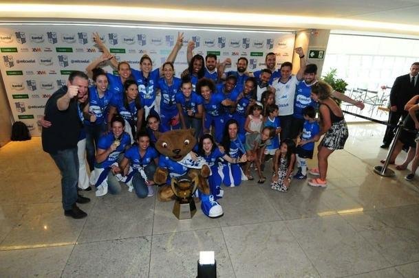 Chegada das campeãs da Superliga Feminina à sede do Minas, em Belo Horizonte. Em seguida, eles foram recepcionadas pelo presidente, por diretores e patrocinadores. Houve até brinde com champanhe