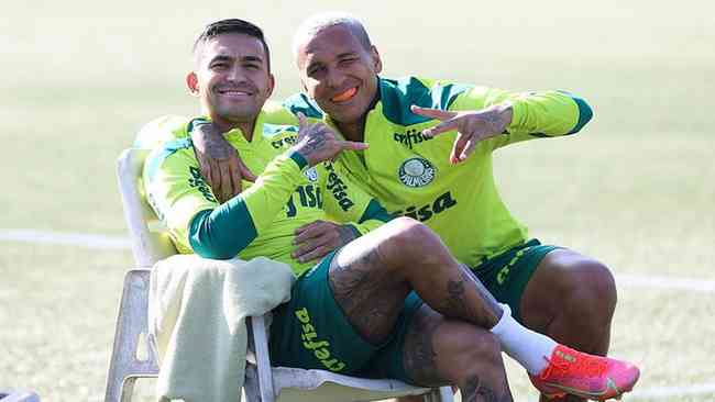 Jogadores  Dudu e Deyverson em clima de descontrao no treino do Palmeiras 