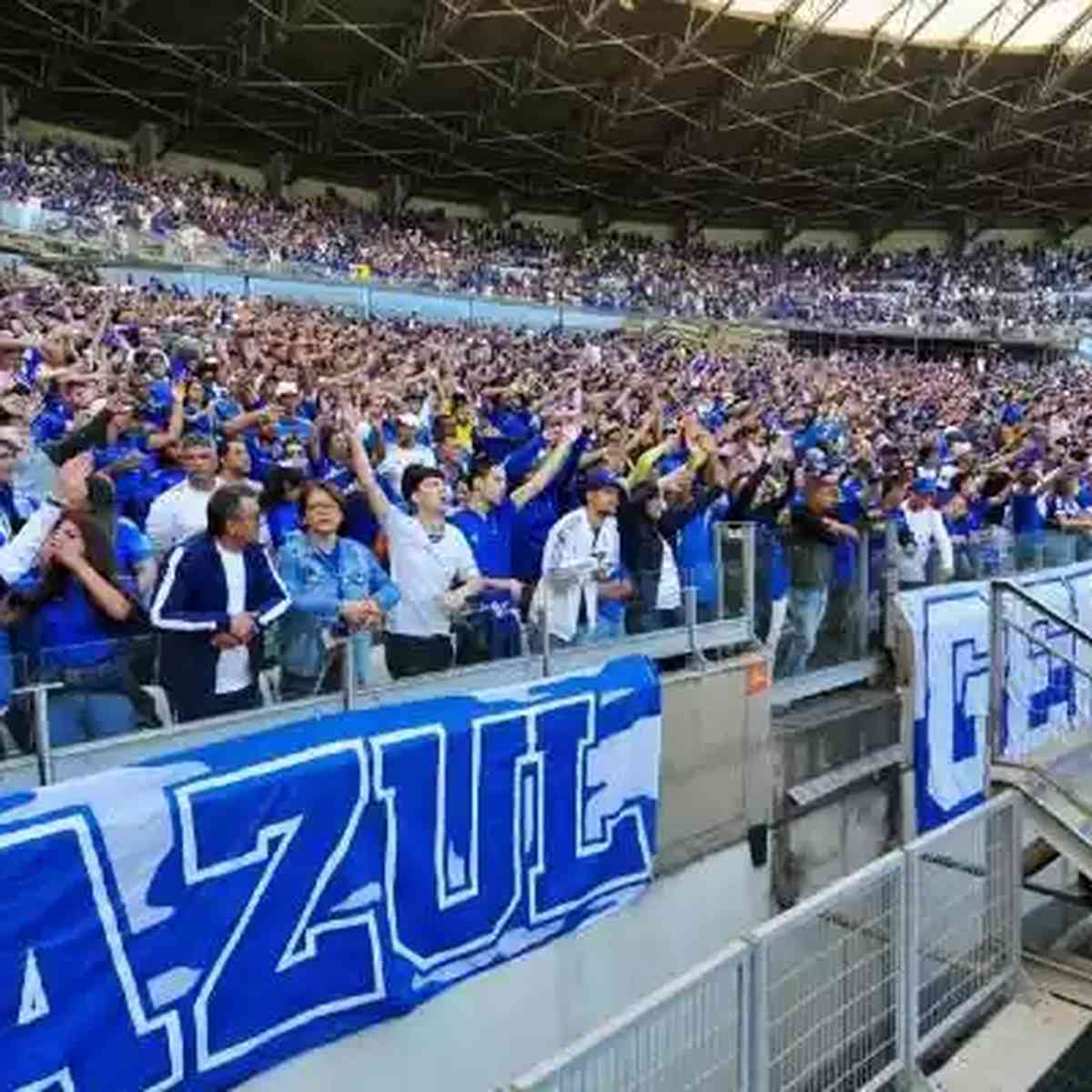 Torcedores do Cruzeiro personalizam Kombi para ir aos jogos; confira