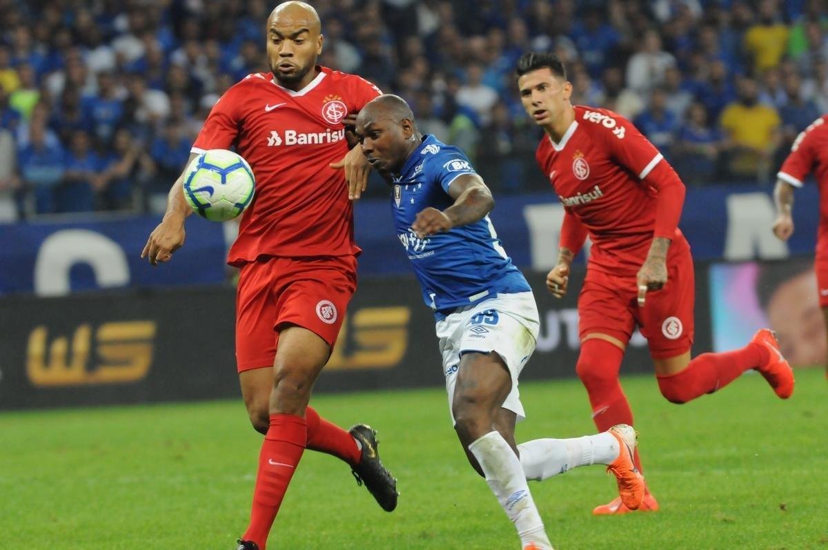 Fotos do primeiro tempo do duelo entre Cruzeiro e Internacional, no Mineiro, pela semifinal da Copa do Brasil
