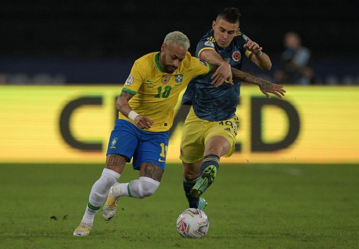 Brasil e Colmbia se enfrentaram no Estdio Nilton Santos, pelo Grupo B da Copa Amrica
