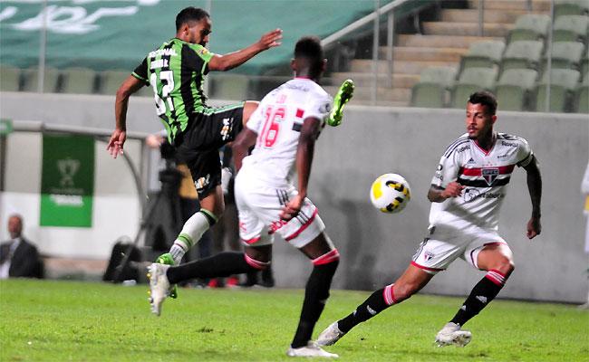 Everaldo fez o gol da igualdade em 2 a 2, insuficiente para o Amrica 