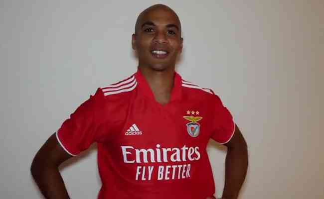Meia foi apresentado oficialmente no Benfica e j trabalha sua parte fsica no clube