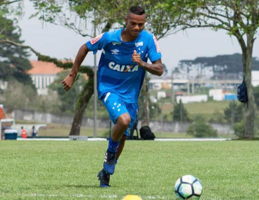 A Ponte Preta anunciou a contratao do volante Vander, revelado pelo Cruzeiro e que estava no Tombense