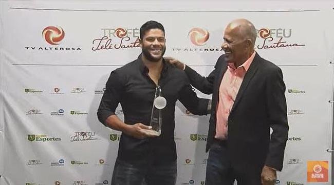 Hulk recebeu os dois trofus das mos de Dad Maravilha