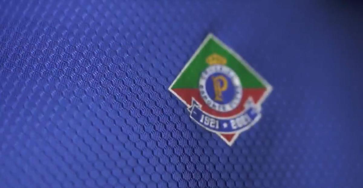 Ídolos exibiram detalhes da nova camisa do Cruzeiro, em homenagem ao centenário celeste