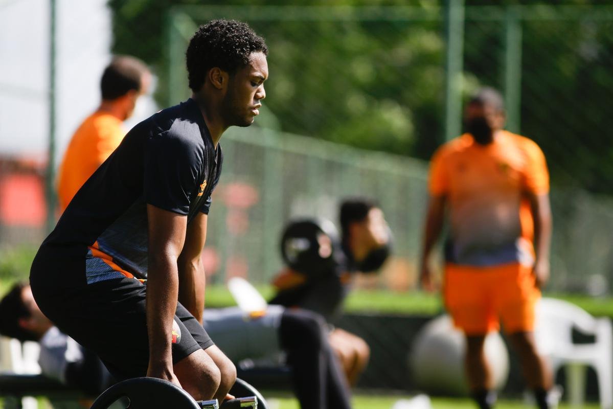 SÁBADO: o último dia de trabalho na semana repetiu a dinâmica da atividade de sexta, com circuito físico para condicionamento e uma movimentação curta com bola, de fundamento