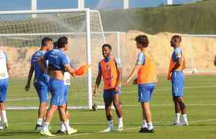 Cruzeiro fez nesta segunda-feira  tarde, na Toca da Raposa II, o ltimo treino em Belo Horizonte antes da partida contra o Internacional, quarta, no Beira-Rio, pela semifinal da Copa do Brasil. O tcnico Rogrio Ceni deve escalar Fbio; Edilson, Ded, Fabrcio Bruno (Leo) e Egdio (Dod); Henrique e Robinho; Marquinhos Gabriel; Thiago Neves e David; Pedro Rocha. Servindo  Seleo Colombiana, Orejuela est fora do jogo.