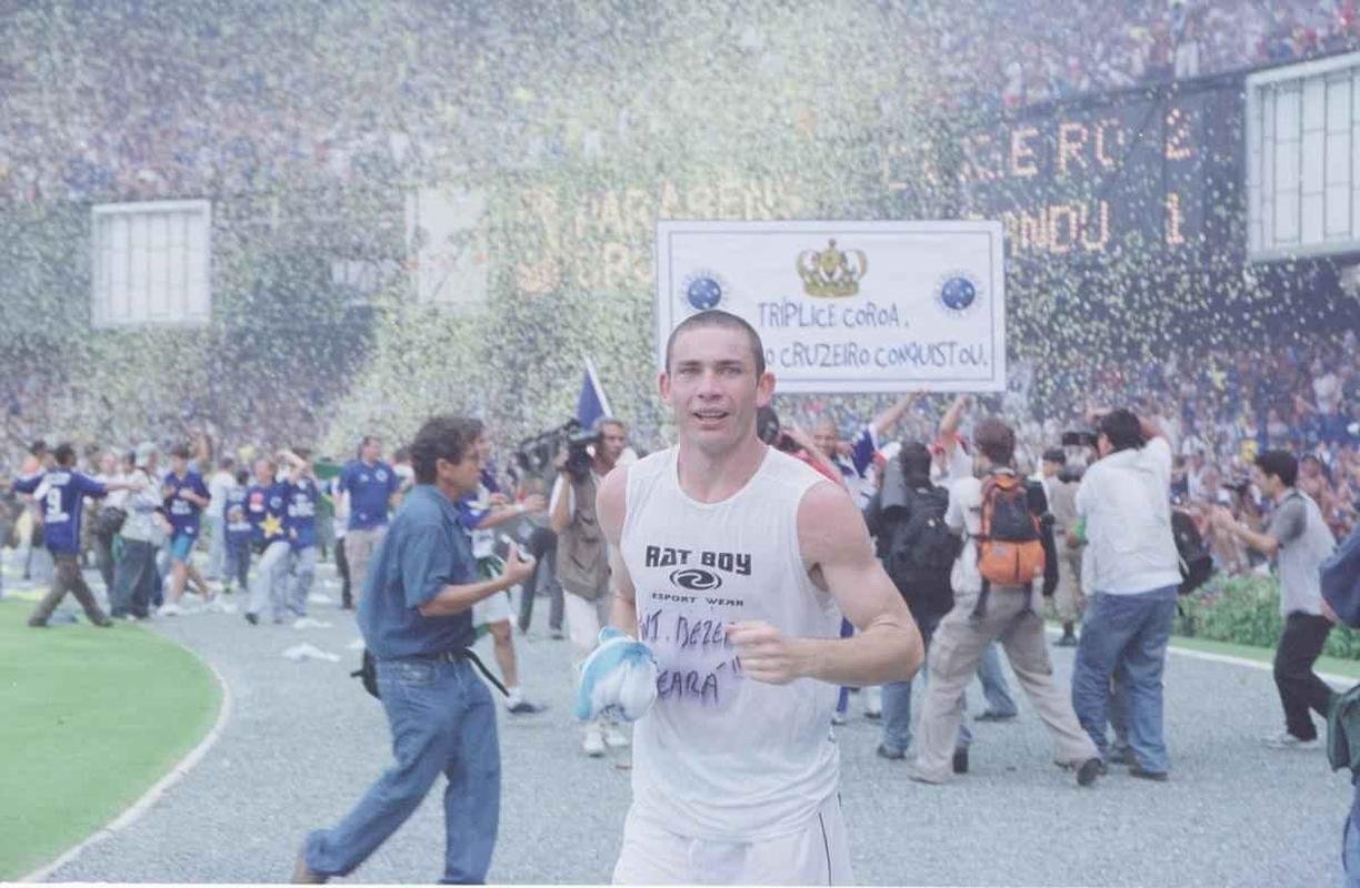 Depois da vitria por 2 a 1 sobre o Paysandu naquele 30 de novembro, no Mineiro, resultado que confirmou o ttulo brasileiro de 2003 com duas rodadas de antecedncia, jogadores do Cruzeiro, comisso tcnica e diretoria promoveram uma grande festa no gramado. Sem a taa oficial da CBF, o elenco deu a volta olmpica com trofus simblicos. Os mais de 75 mil presentes festejaram a indita Trplice Coroa no futebol brasileiro. Antes, o clube celeste j havia conquistado o Campeonato Mineiro de forma invicta e a Copa do Brasil.