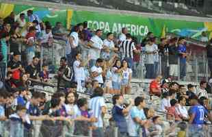 Torcedores na partida entre Argentina e Paraguai, no Mineiro, pela Copa Amrica