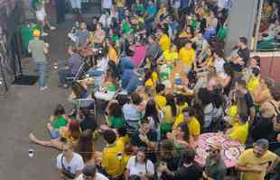 No Mercado Novo, em BH, torcedores acompanham ao jogo entre Brasil e Crocia pelas quartas de final da Copa do Mundo